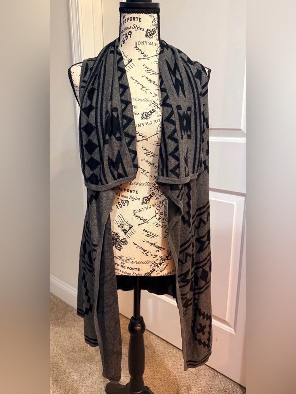 Forever 21 Black & Gray Knit Open Cardigan Vest
